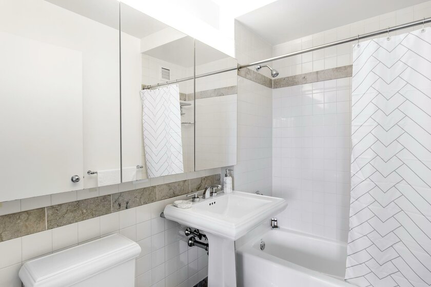 https://www.relatedrentals.com/sites/default/files/styles/image_gallery_medium/public/2018-10/6_Bathroom_6.jpg?itok=QEiiKP9w